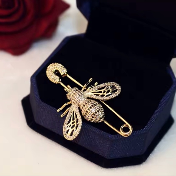 Gold Crystal Bee Brooch Pin - Picture 3 of 3